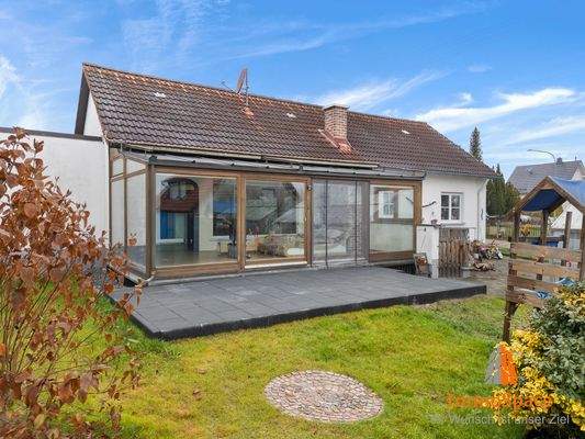 Blick auf die Terrasse und den Wintergarten