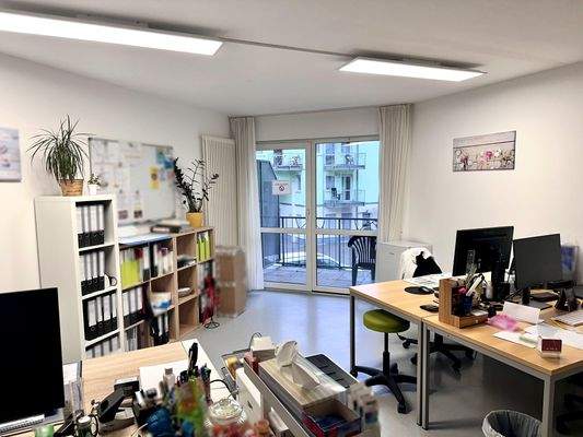 Wohn-/ Schlafzimmer (derzeit als Büro angenutzt)