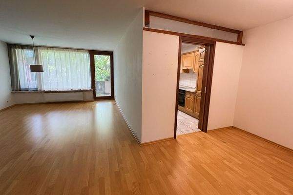 Wohnzimmer mit KI geleert