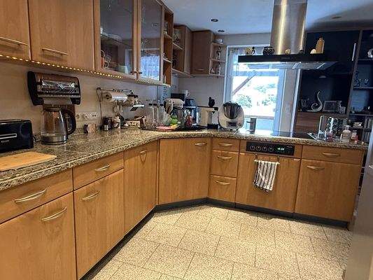 Offene Küche mit Zugang auf die Terrasse 