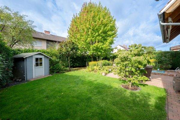 Schön eingewachsener Garten mit kleinem Gartenhaus