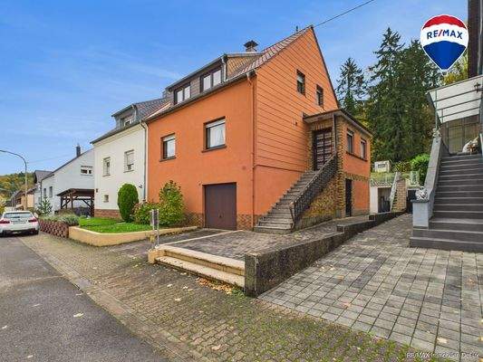 RE/MAX Immobilien DeLux Einfamilienhaus Körprich Seitenansicht