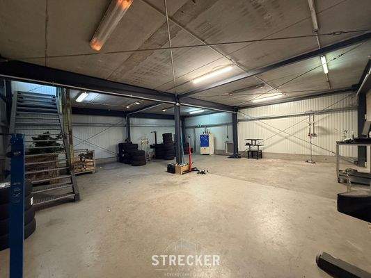 Lagerbereich im EG mit Zugang zum OG