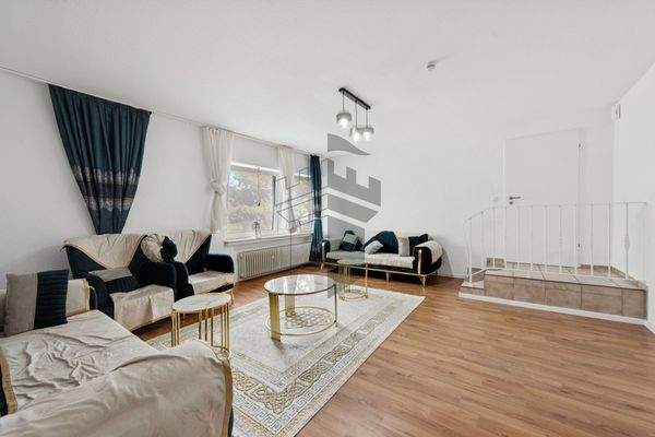 Wohnzimmer EG-Wohnung (rechts)