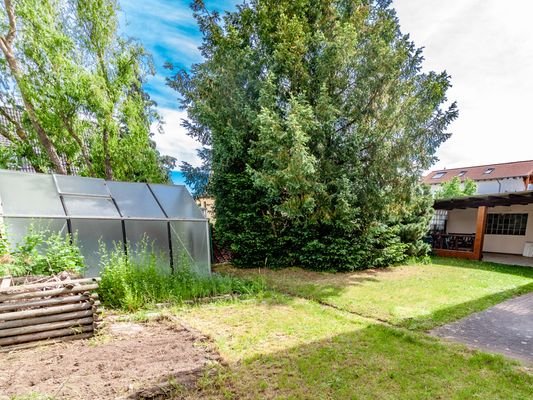 Großer, uneinsehbarer Garten hinter dem Gebäude mit überdachtem Freisitz