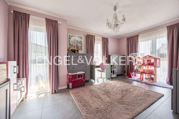 Großzügiges, freundliches Kinderzimmer