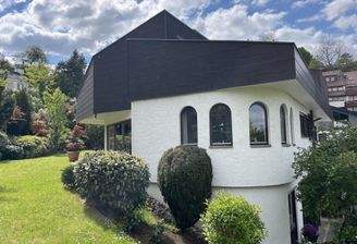 Seitenansicht mit Rasen-  und Gartenfläche