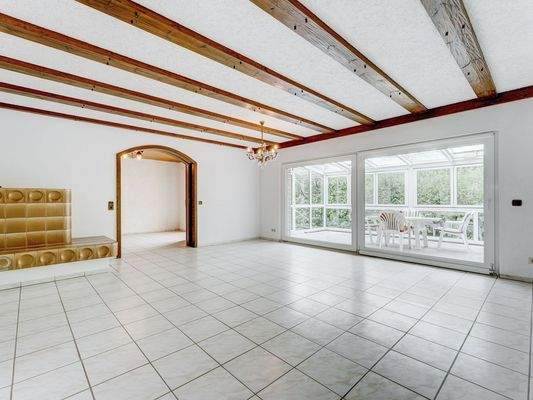 Großzügiges Wohnzimmer mit Zugang zum Wintergarten