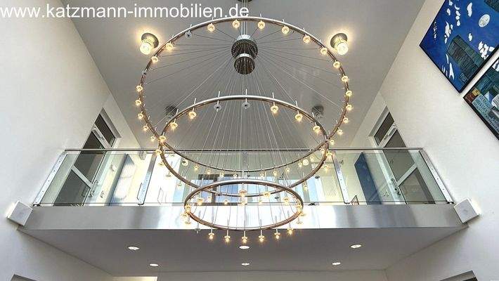 Moderne Einganghalle mit Blick auf Foyer
