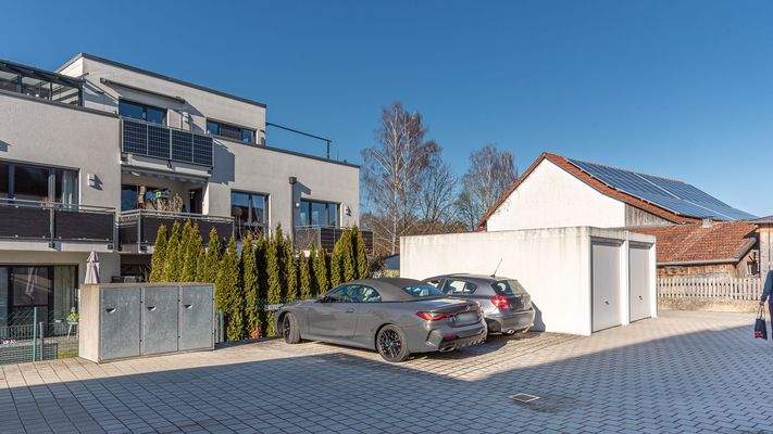 Garagenhof mit Stellplätzen