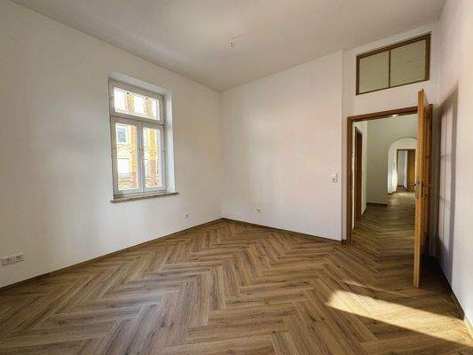 Leeres Zimmer mit Holzfußboden