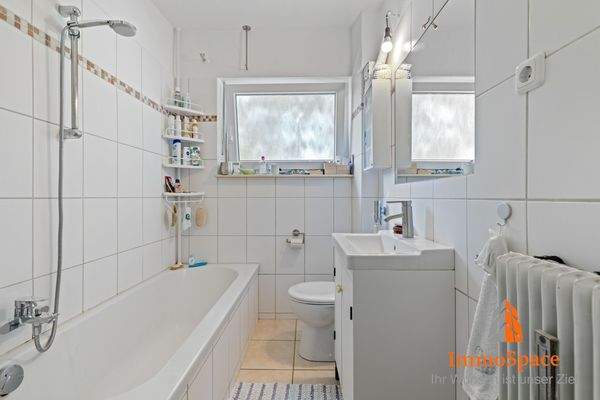 Blick ins Badezimmer mit Badewanne
