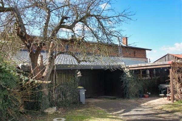 Nebengebäude mit Carport