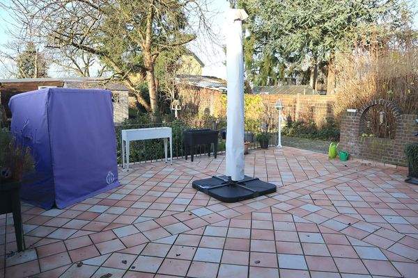 Geflieste Nord-West-Terrasse