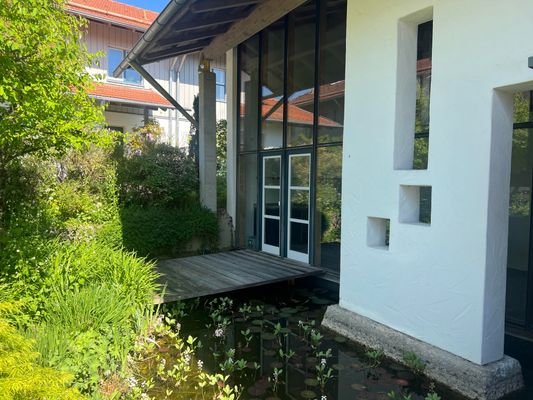 Eingang mit Teich_