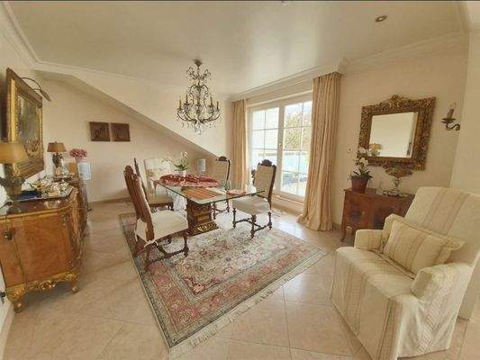 Wohnsalon mit offenem Essbereich und Panoramablick