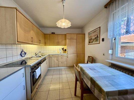 Küche mit Einbauküche