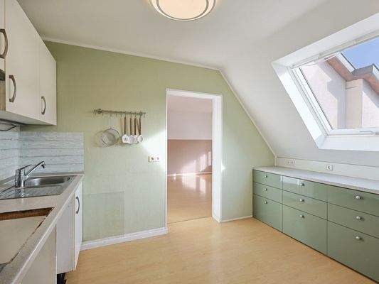 Helle Küche im Dachgeschoss