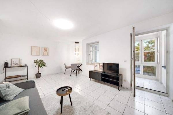 Wohnbereich mit Zugang zur Loggia