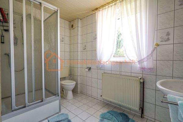 Helles Badezimmer mit Dusche