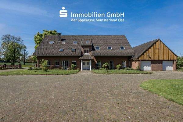 Wohnhaus mit Doppelgarage und Hoffläche