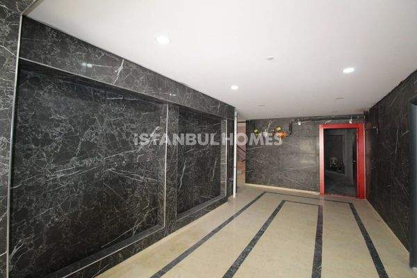 Newly-Built Flat near Highway in İstanbul Sultangazi