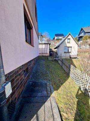 rechte Seite neben Haus.jpg