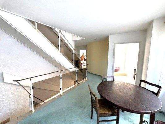 OG: Wohndiele mit Galerie und stilvolle Treppe