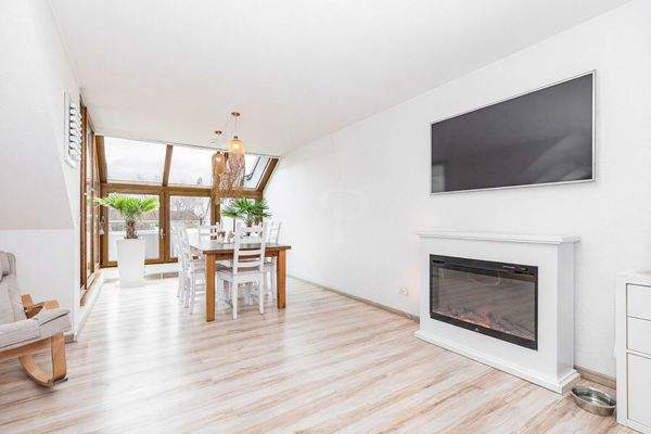 Essbereich mit Blick auf die Terrasse