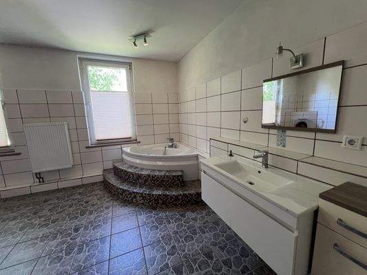 Großzügiges Tageslichtbad  OG