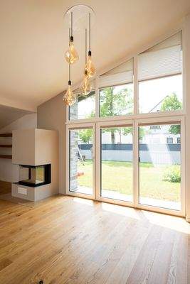 Kamin mit Blick ins Grüne