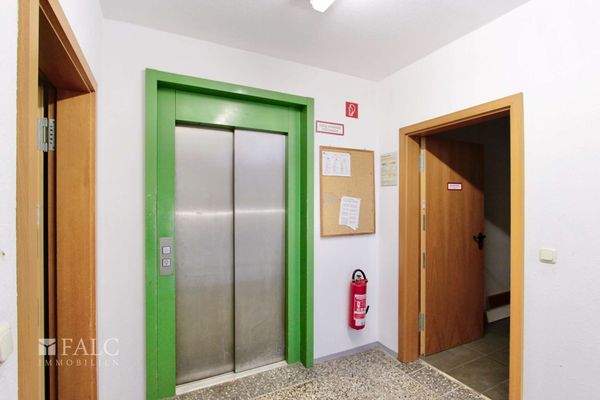 Treppenhaus - Aufzug