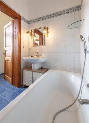 Badezimmer mit Wanne und Duschmöglichkeit