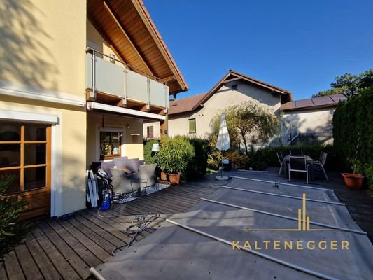 Terrasse inklusive Sitzmöglichkeiten und Swimmingpool