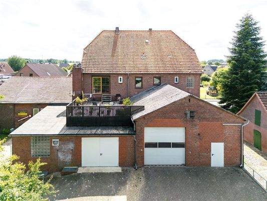 Ansicht Rückseite mit Dachterrasse 