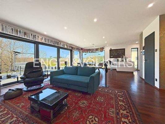 Wohn-/Esszimmer mit offener Küche und Zugang zur Terrasse und zum Garten