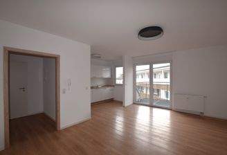 Wohnzimmer mit Balkon.JPG