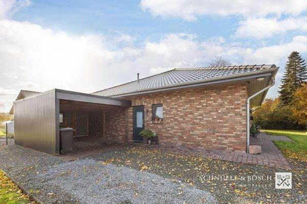 Die Nebeneingangstür direkt am Carport