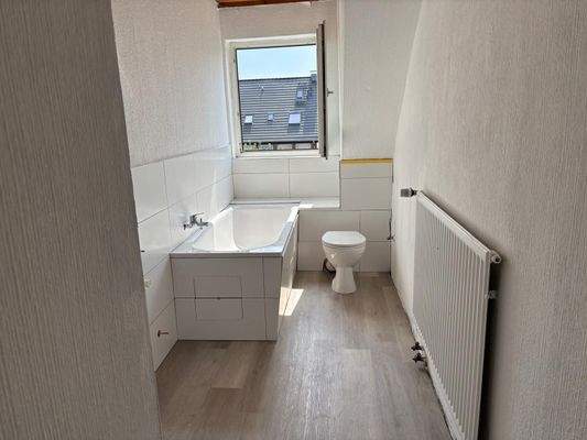 Helles Badezimmer mit Wanne