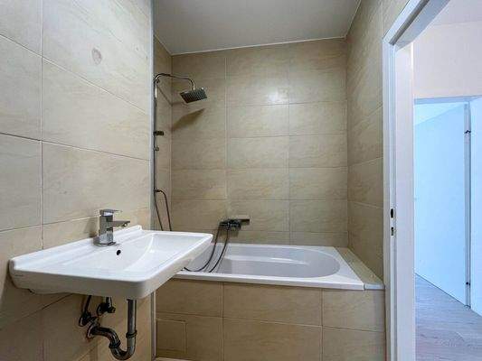 Badezimmer mit Wanne und WC