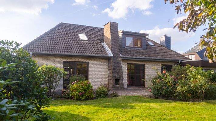 Hinteransicht mit Terrasse und Garten