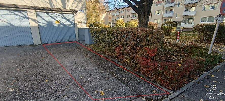 Garage mit Stellplatz davor