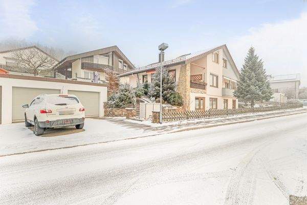 Außenansicht mit Garagen