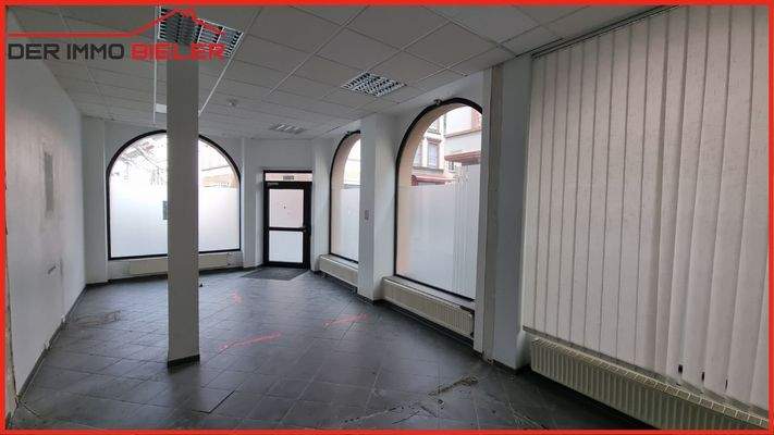 Blick zu den Schaufenstern