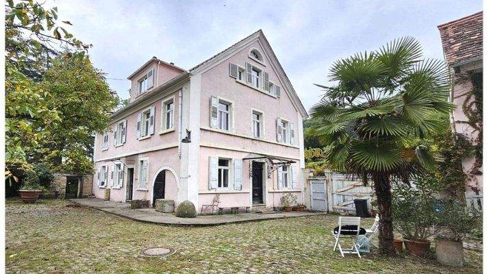 Hofansicht mit Hauptgebäude.jpg