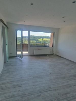 Wohnzimmer mit Balkon