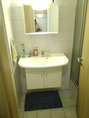 Kleines Bad mit Dusche