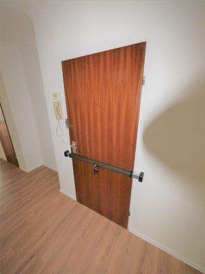 Wohnungseingangstür mit Sicherheitsbeschlag
