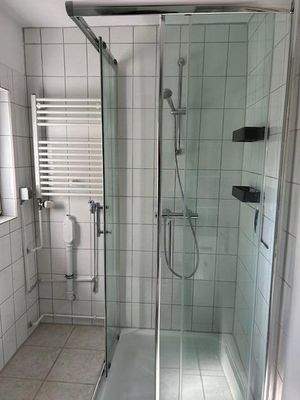 Duschbad mit Waschmasch.