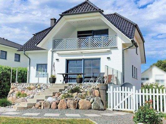 Sicht aus dem Garten auf das Wohnhaus